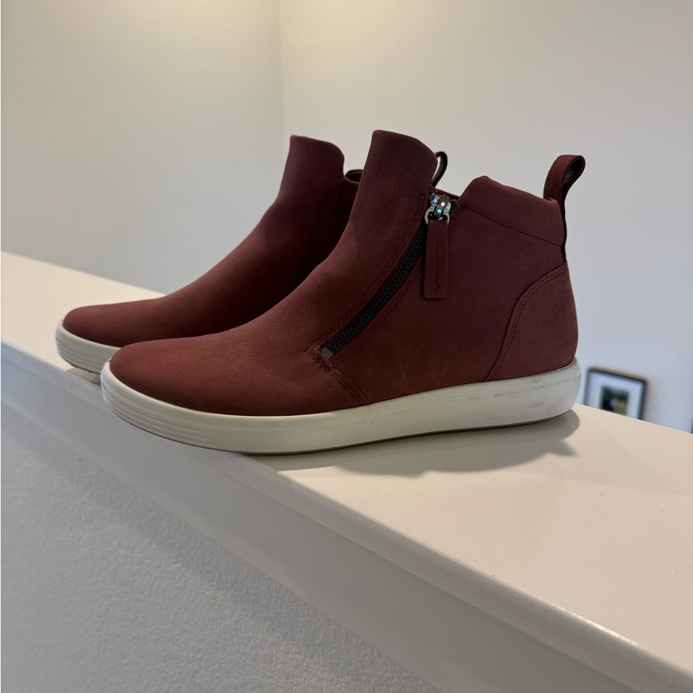 ECCO High top sneaker! Only worn once, and in excellent condition! Size 39